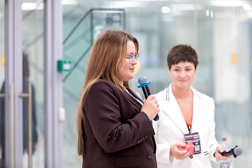 Алёна Литвинова на выступлении